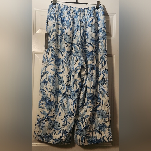 Tahari Linen Blend Wide Leg Blue and White Foral with elastic waist pants 1X - Picture 4 of 7